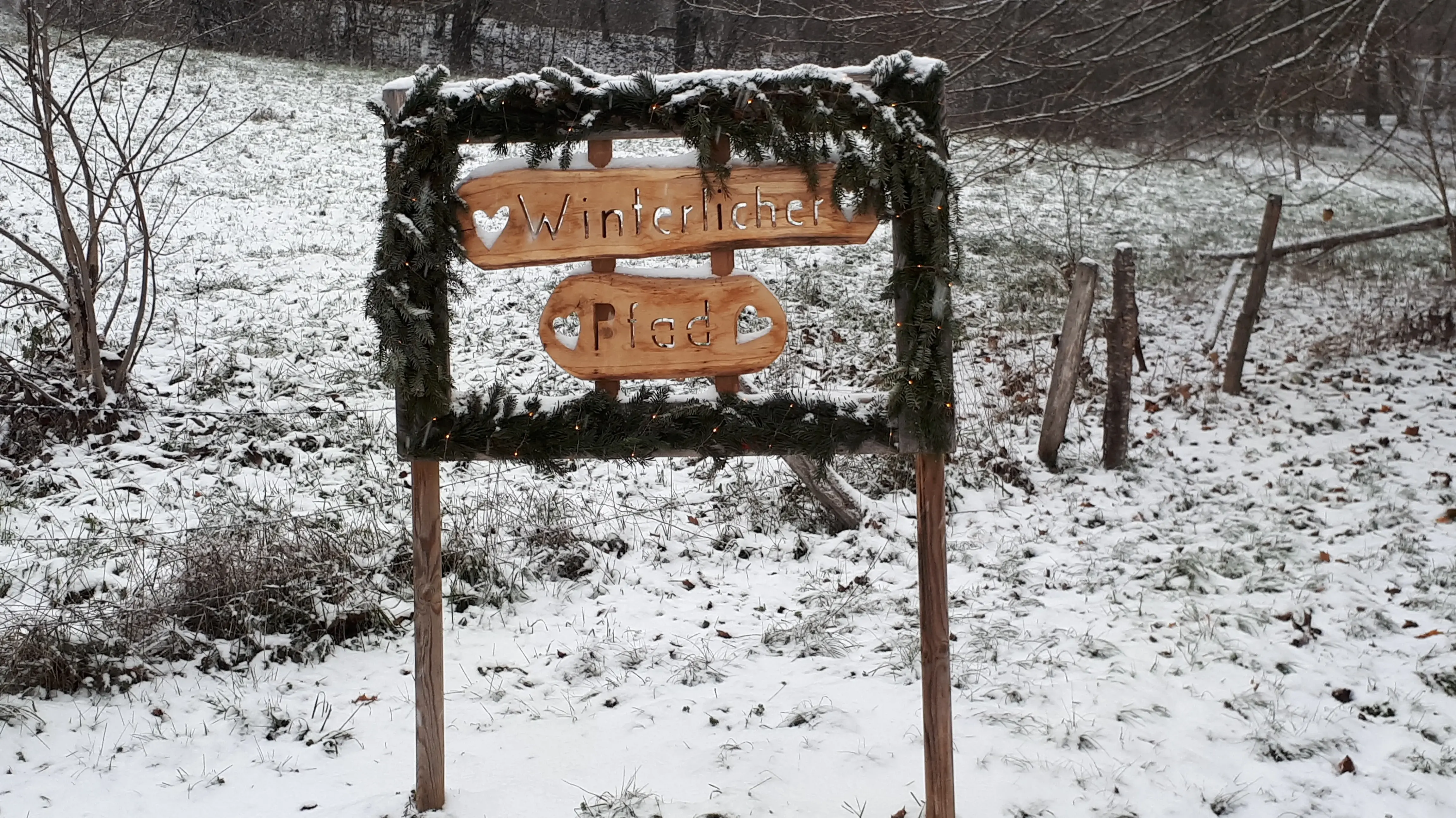 das Bild zeigt den Eingang des Weißbacher Weihnachts-kreaktiv-Pfades