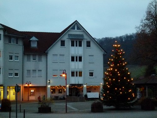 das Bild zeigt den Christbaum in der Weißbacher Ortsmitte