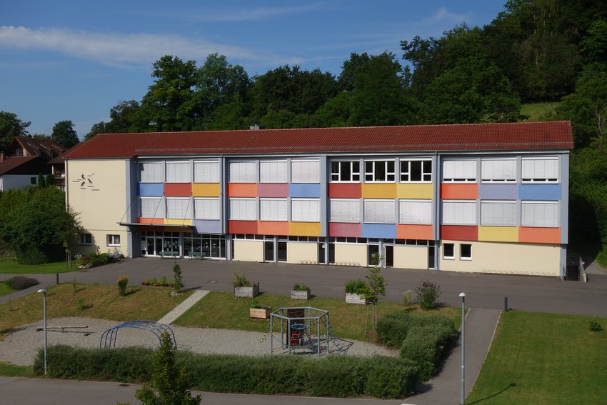 Außenaufnahme der Grundschule Weißbach