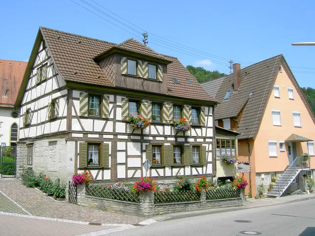 Fachwerkhaus in der Weißbacher Stra0e, mit grünen Fensterläden